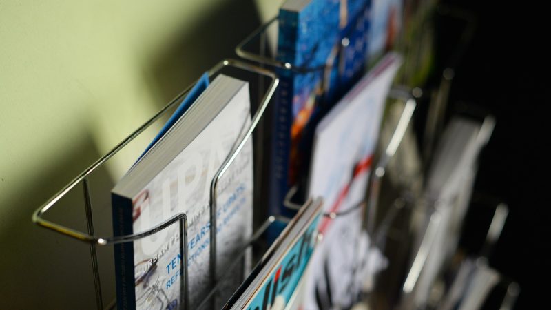 pdf翻译操作步骤视频教程封面，展示Acrobat软件界面与翻译流程演示，深色界面配蓝色高亮标注